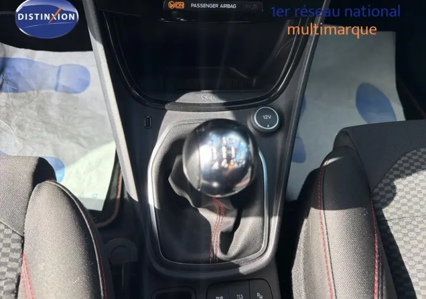 Vue intérieure centrée sur le levier de vitesses manuel et la console centrale du Ford Puma gris foncé 2022.