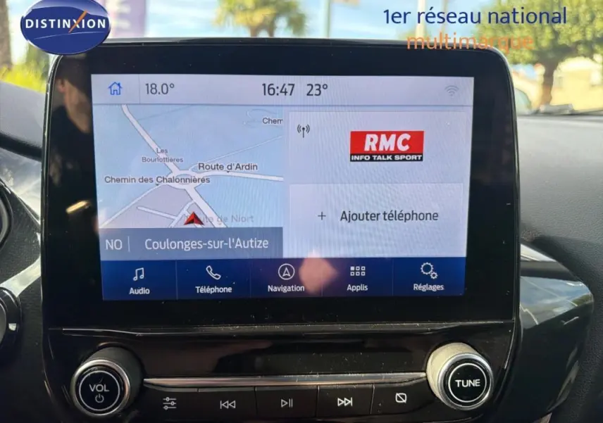 Écran tactile central du Ford Puma gris foncé, affichant la navigation et les options multimédia en intérieur.