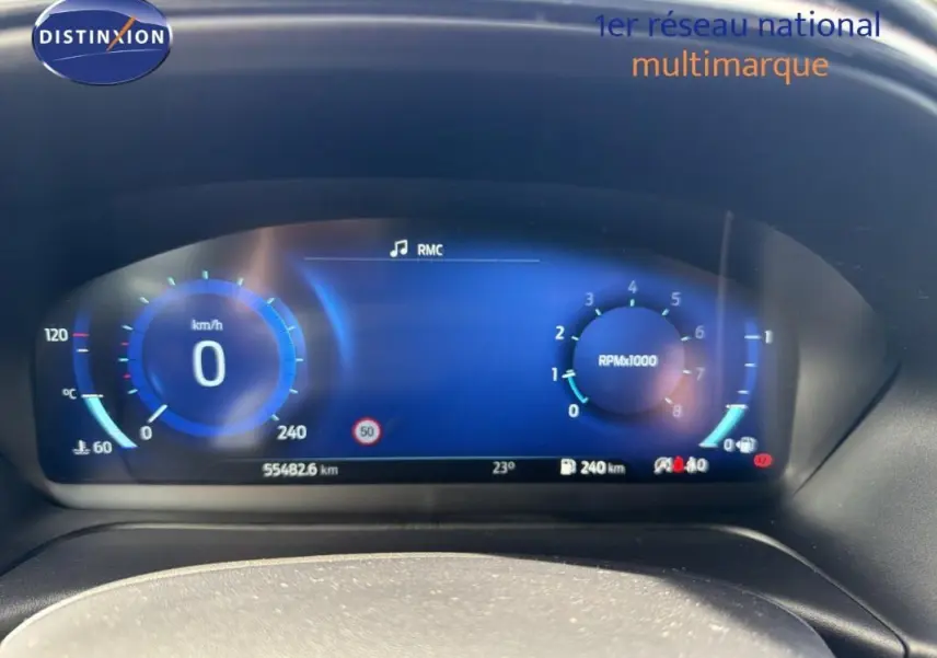 Tableau de bord numérique du Ford Puma gris foncé 2022, affichant vitesse à 0 km/h et compte-tours.