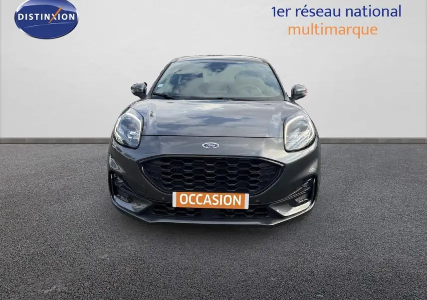 Vue avant d'une Ford Puma gris foncé 2022 avec calandre noire et feux larges, sur fond neutre.