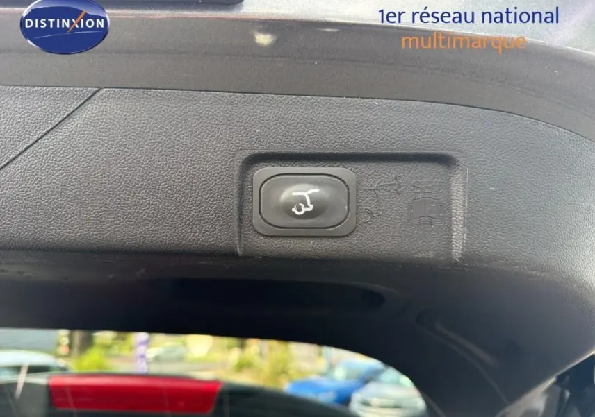 Bouton d'ouverture électrique du coffre sur le hayon intérieur d'un Ford Puma gris foncé 2022.