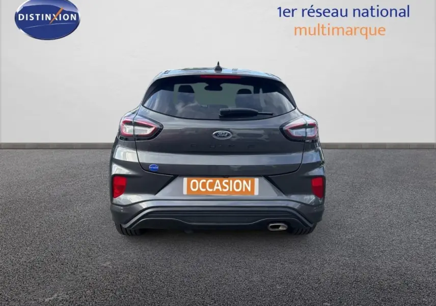 Vue arrière d'un Ford Puma gris foncé 2022 avec feux LED et sortie d'échappement chromée côté droit.