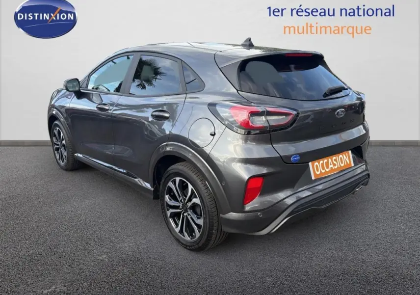 Vue 3/4 arrière droite d’un Ford Puma gris foncé avec jantes alliage 17 pouces et feux arrière LED distinctifs.