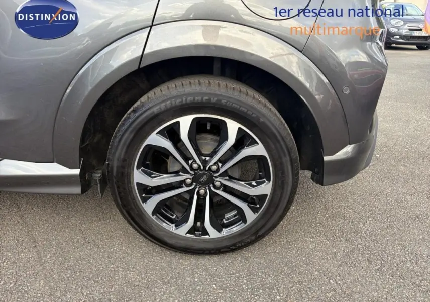 Gros plan sur la roue avant droite avec jante alliage 17 pouces du Ford Puma gris foncé 2022.