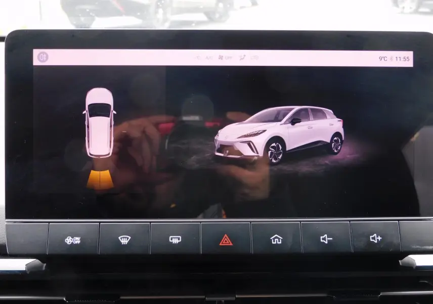 Écran tactile intérieur montrant une image 3/4 avant d'une MG4 blanche électrique de 2023.