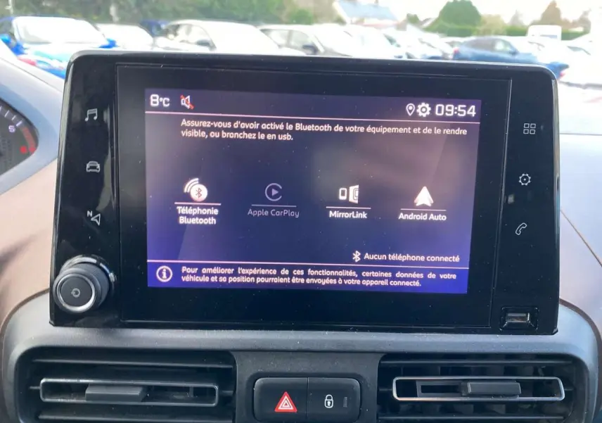Écran tactile central du Peugeot Rifter GT 2023 affichant les options Bluetooth, Apple CarPlay, MirrorLink et Android Auto.