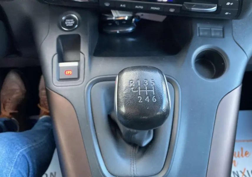 Le levier de vitesses manuel noir du Peugeot Rifter GT 2023 vu de dessus dans l'habitacle.