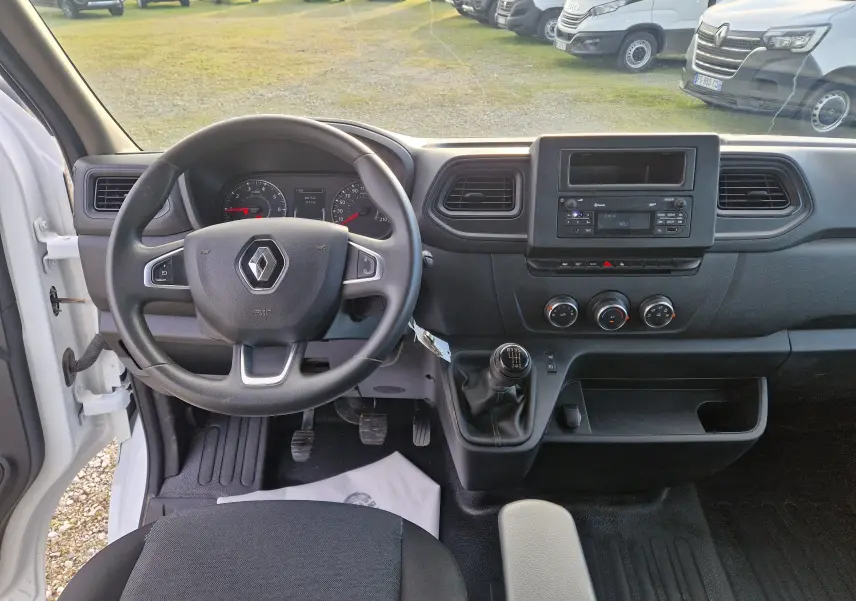 Vue intérieure du tableau de bord et volant du Renault Master Chassis Dble Cab blanc 2023 avec boîte manuelle.