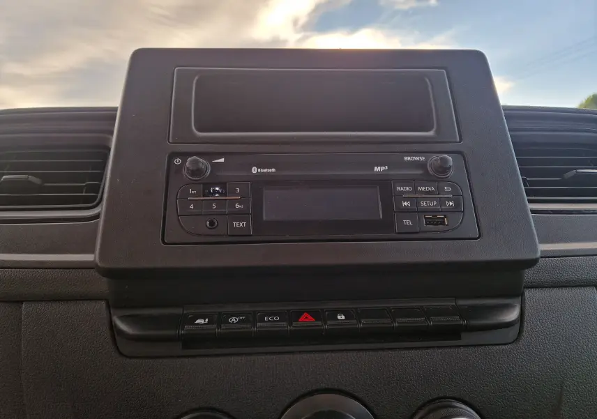 Tableau de bord du Renault Master Chassis Dble Cab blanc 2023, avec autoradio MP3 et rangée de boutons fonctionnels.