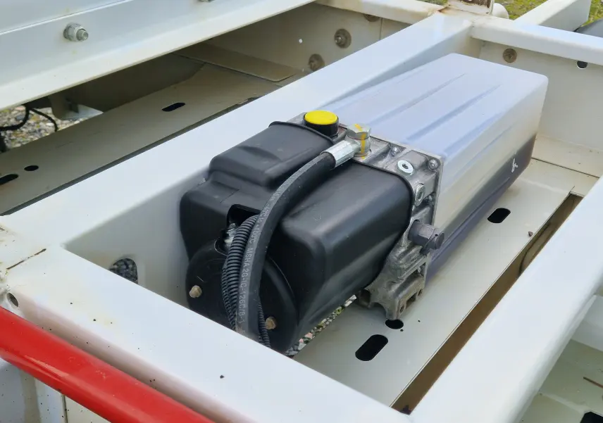 Gros plan sur le réservoir et la structure blanche du châssis du Renault Master Benne+coffre blanc, vue de dessus.