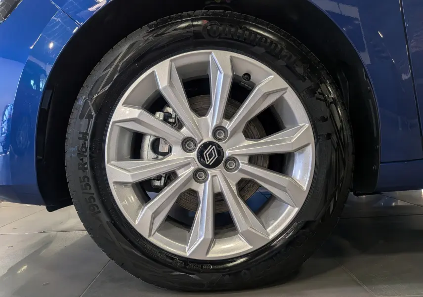 Gros plan sur la roue avant droite de la Renault Clio V Bleu Iron, jante alliage argentée à design moderne.