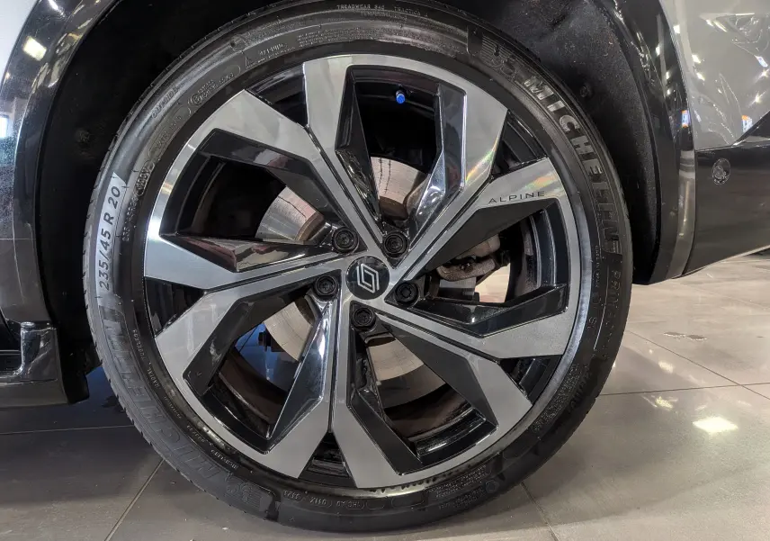 Gros plan sur la jante biton 20 pouces Alpine du Renault Austral E-Tech gris schiste, avec pneu Michelin visible.
