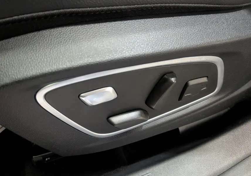 Gros plan sur les commandes électriques de réglage du siège avant en cuir noir du Renault Austral E-Tech hybride 2023.