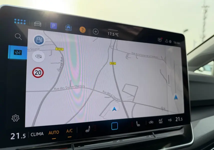 Écran tactile de navigation du Volkswagen Golf SW 2025 affichant une carte routière en intérieur véhicule.