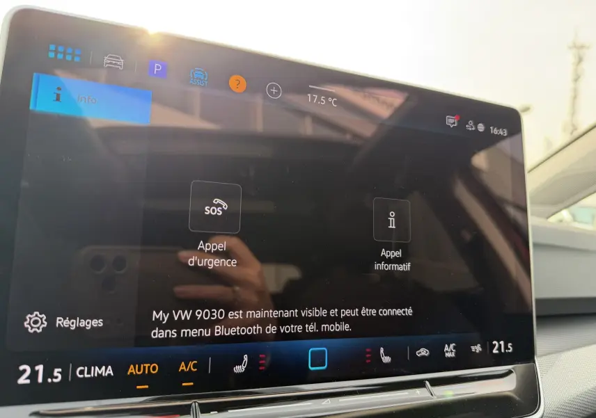 Vue intérieure du tableau de bord de la Volkswagen Golf SW rouge 2025, écran tactile central affichant les options d'appel d'urgence.