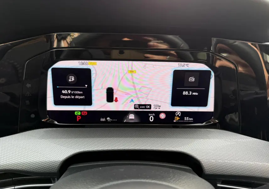 Vue rapprochée du combiné d'instruments digital de la Volkswagen Golf SW 2025 affichant la navigation et les informations de conduite.