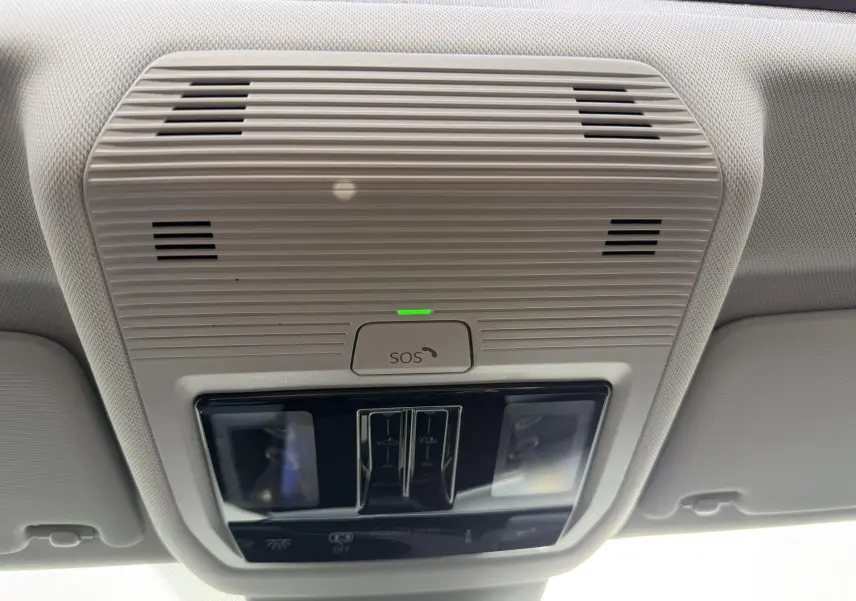Plafonnier intérieur beige avec bouton SOS et commandes d'éclairage dans une Volkswagen Golf SW rouge de 2025.