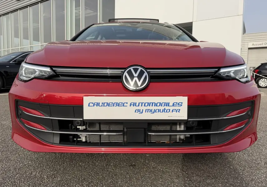 Vue frontale rapprochée de la Volkswagen Golf SW rouge avec projecteurs Matrix LED et calandre noire brillante.
