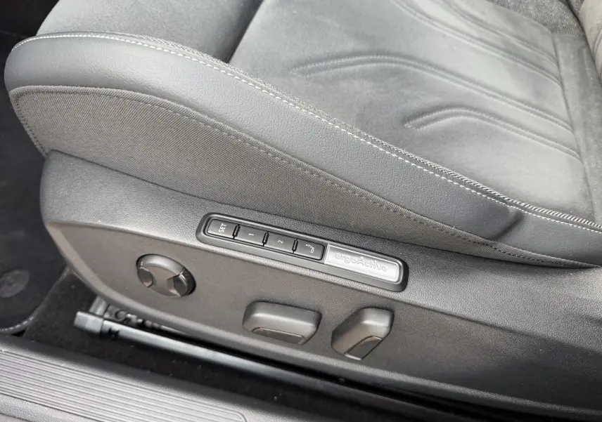 Gros plan sur le siège conducteur noir de la Volkswagen Golf SW 2.0 TDI avec commandes électriques ergoActive visibles.