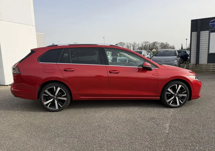 Volkswagen Golf SW rouge vue de profil côté gauche avec jantes alliage noir brillant et toit ouvrant panoramique.