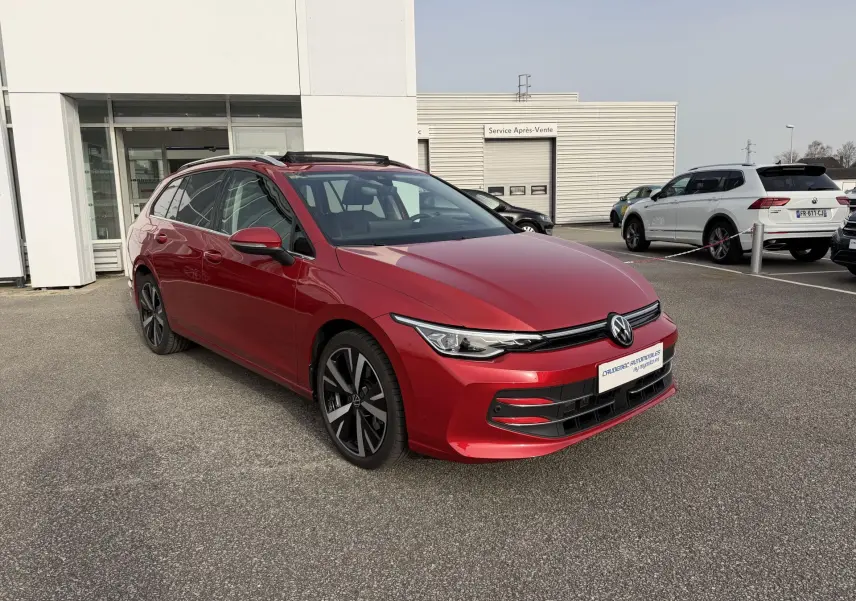 Volkswagen Golf SW rouge vue 3/4 avant gauche, avec jantes alliage noir brillant et toit ouvrant panoramique.