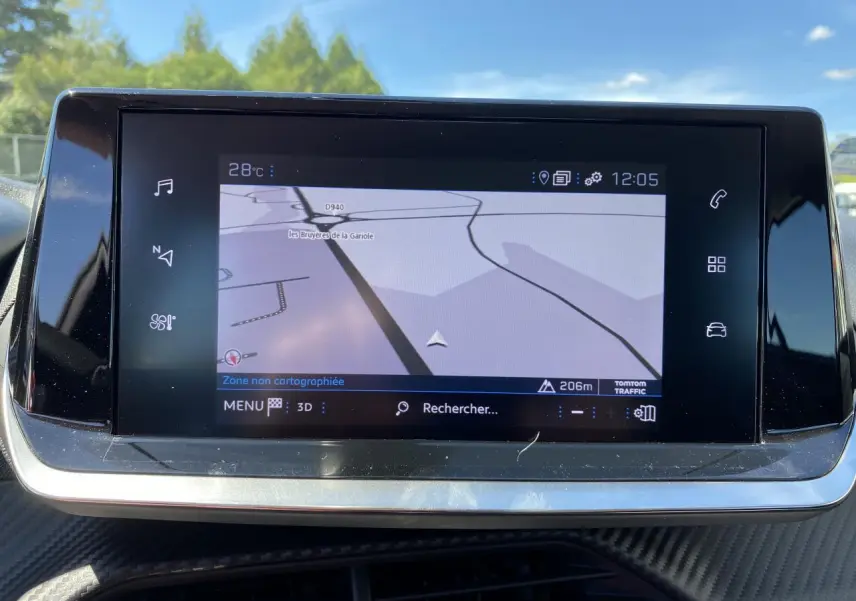 Écran tactile 7 pouces affichant la navigation 3D dans l'habitacle d'une Peugeot 2008 bleu Vertigo.