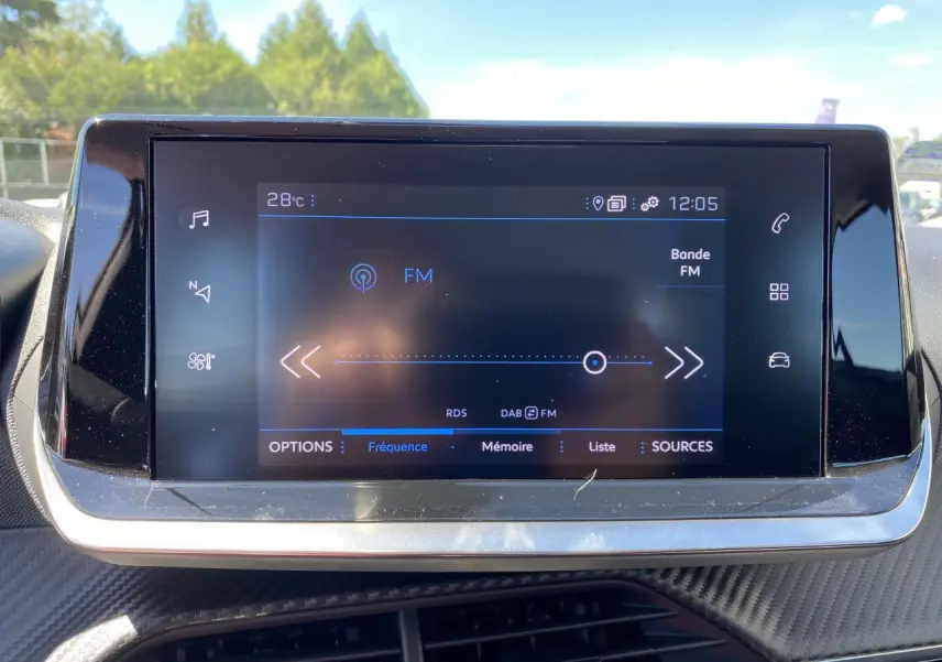 Écran tactile 7 pouces du système multimédia Peugeot 2008 2021 affichant la radio FM en intérieur lumineux.