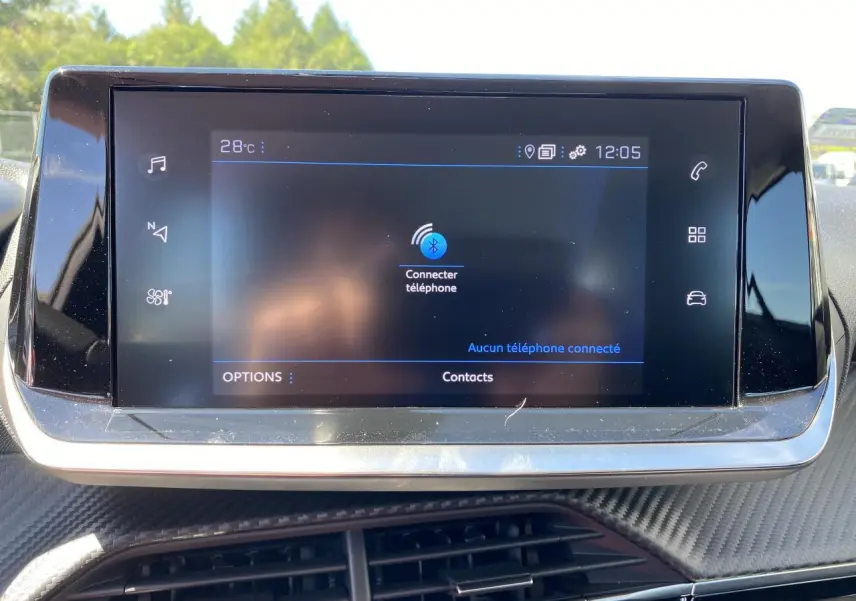 Écran tactile 7 pouces du Peugeot 2008 2021, affichant la connexion Bluetooth, dans l'habitacle.