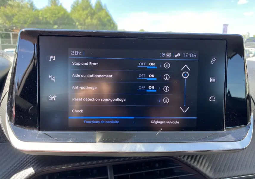 Écran tactile 7 pouces du Peugeot 2008 affichant les réglages d’aide au stationnement et fonctions de conduite.