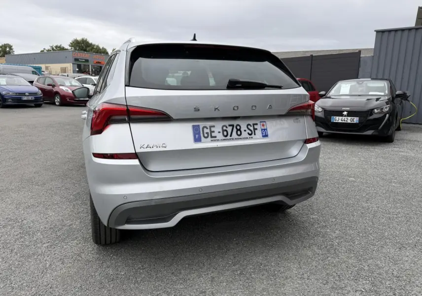 Vue arrière d'un Skoda Kamiq gris métallisé avec plaques françaises, feux arrière LED et diffuseur gris platine.
