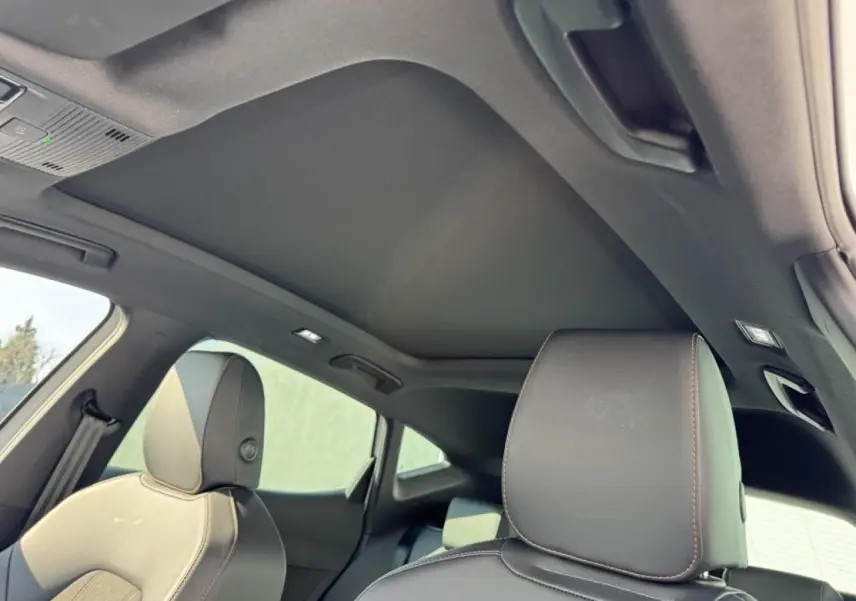 Vue intérieure du toit ouvrant panoramique noir et des sièges avant en cuir du CUPRA Formentor blanc nacré.