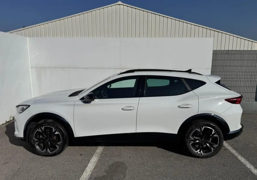 Vue de profil côté gauche du CUPRA Formentor blanc nacré avec toit noir et jantes alliage noires 18 pouces.