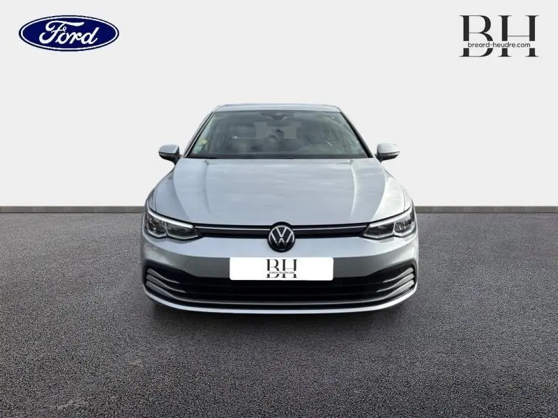 Vue de face d'une Volkswagen Golf gris lunaire 2023 avec phares LED et calandre noire distinctive.