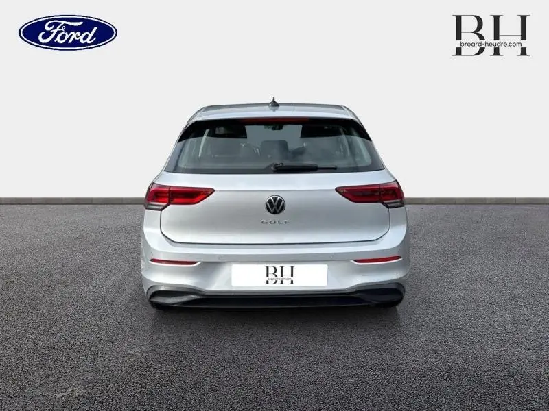Vue arrière d'une Volkswagen Golf gris lunaire 2023, mettant en valeur ses feux arrière LED et son design épuré.