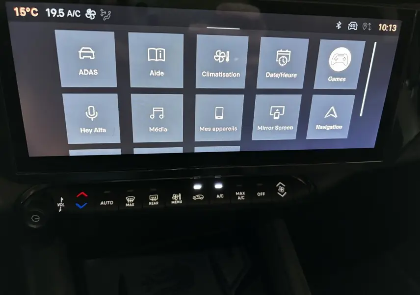 Écran tactile central affichant les menus multimédias et climatisation dans l'Alfa Romeo Junior rouge 2024.