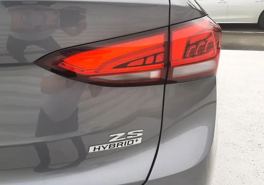 Gros plan sur le feu arrière droit et le logo ZS Hybrid+ d’un MG MOTOR ZS Camden Grey 2026.