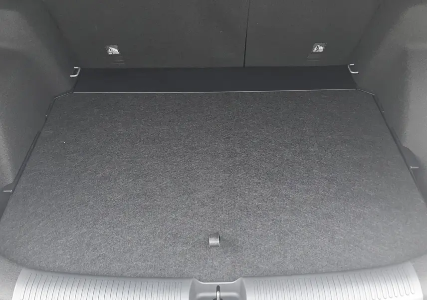 Coffre ouvert du MG MOTOR ZS 1.5 HYBRID+ 197CH 2026, vue intérieure montrant un espace de chargement propre et tapissé.