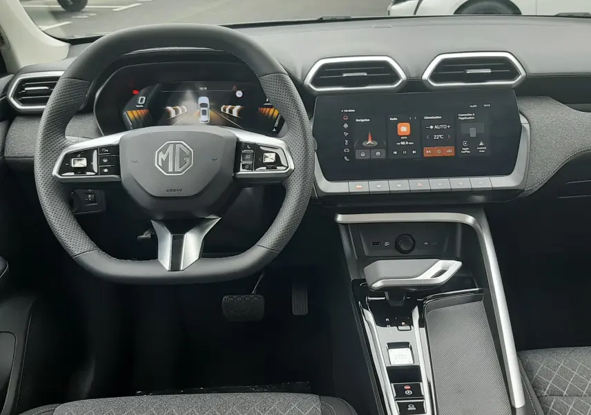 Vue intérieure du poste de conduite MG ZS 1.5 Hybrid+ 197ch 2026, volant multifonction et écran tactile central.