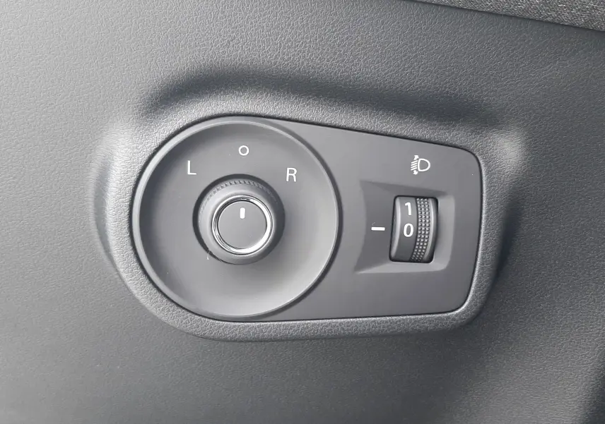 Détail du réglage des rétroviseurs et de l'intensité lumineuse sur panneau noir intérieur du MG Motor ZS Camden Grey 2026.