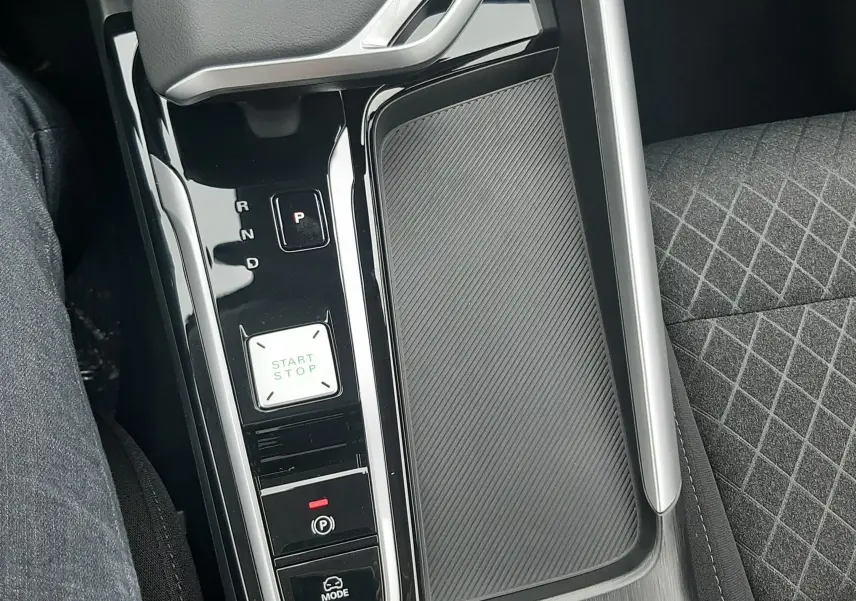 Gros plan sur la console centrale noire brillante du MG ZS Camden Grey 2026 avec levier de vitesses automatique et bouton start/stop.