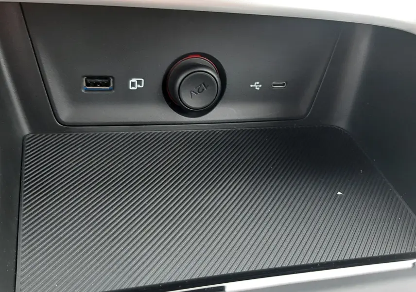 Vue rapprochée de la console centrale du MG MOTOR ZS 1.5 HYBRID+ 197CH 2026, montrant prises USB et prise 12V.