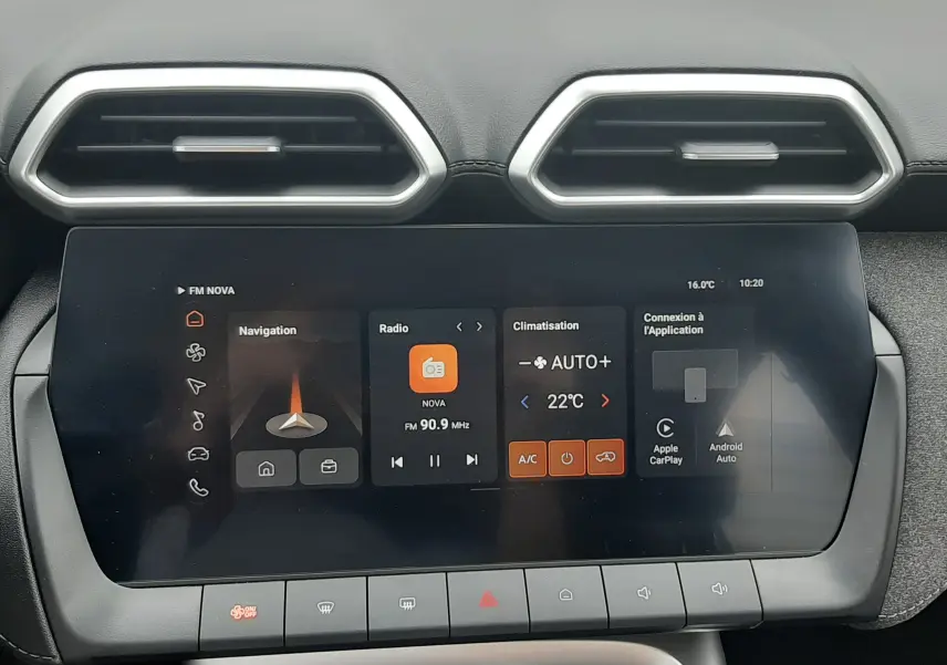 Vue rapprochée de l’écran tactile central et des aérateurs hexagonaux du tableau de bord du MG MOTOR ZS Camden Grey 2026.