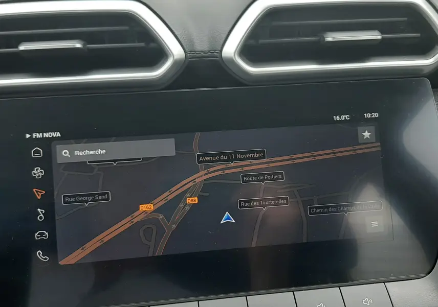 Vue rapprochée de l’écran tactile du tableau de bord du MG Motor ZS Camden Grey, affichant la navigation GPS.