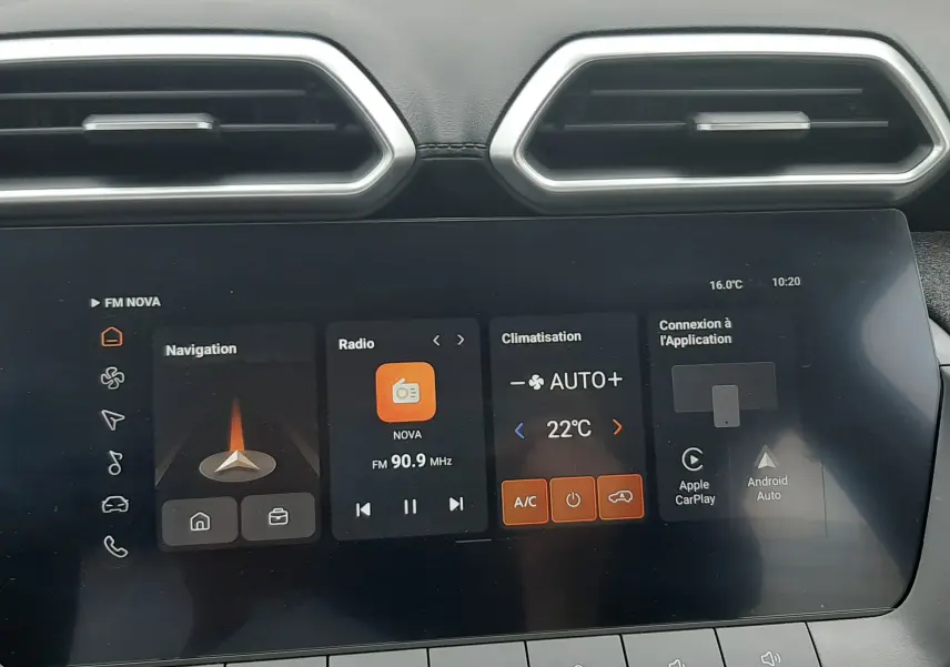 Écran tactile central du MG ZS 1.5 Hybrid+ 2026, affichant navigation, radio FM, climatisation et connectivité smartphone.