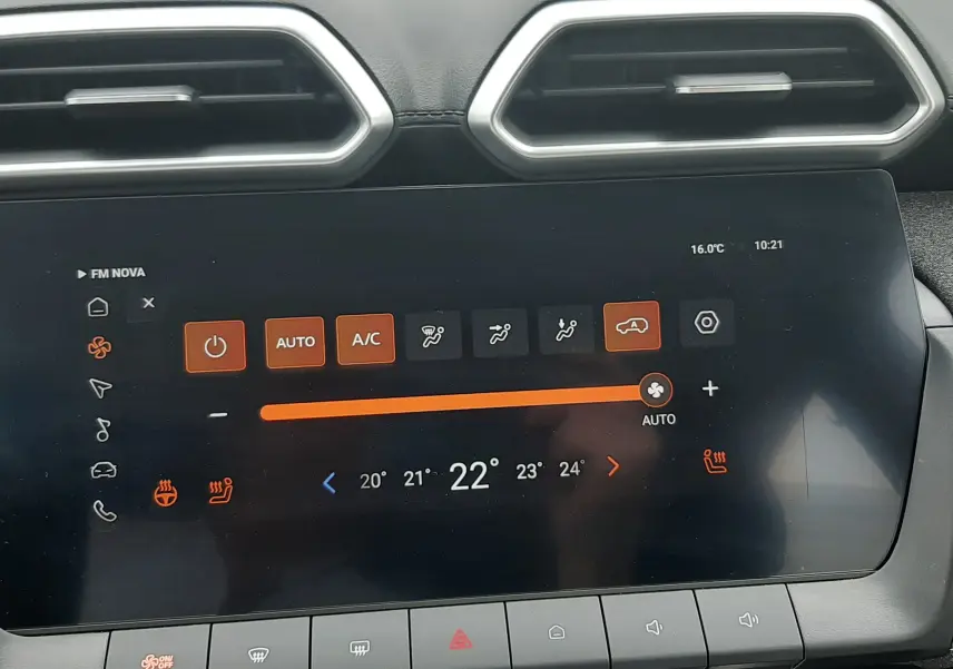Vue rapprochée de l’écran tactile central du MG MOTOR ZS 1.5 HYBRID+ 2026 en Camden Grey, affichant la climatisation automatique.