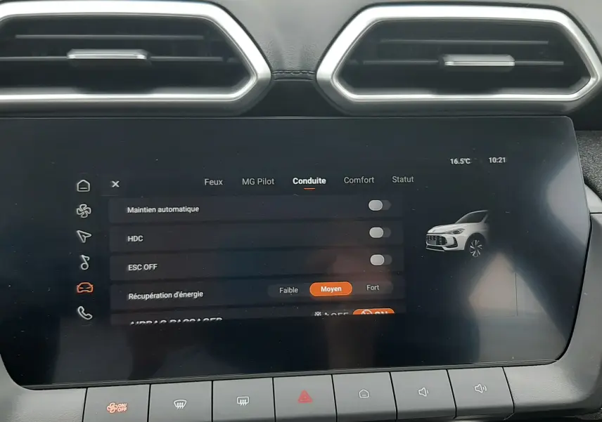 Écran tactile central du MG Motor ZS 1.5 Hybrid+ 2026, affichant les réglages de conduite dans un intérieur noir.
