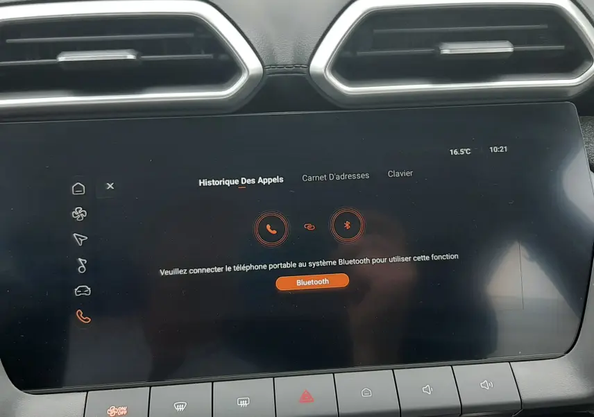 Vue rapprochée de l’écran tactile central du MG Motor ZS 1.5 HYBRID+ 2026 avec commandes et aérateurs noirs.