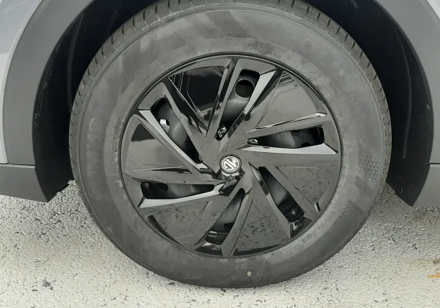 Gros plan sur la roue avant droite du MG MOTOR ZS Camden Grey 2026 avec jante noire brillante au design moderne.