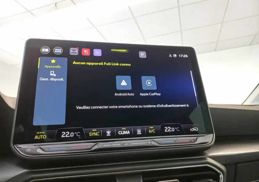 Écran tactile central 12,9 pouces du SEAT Leon 2025 affichant les options Android Auto et Apple CarPlay.