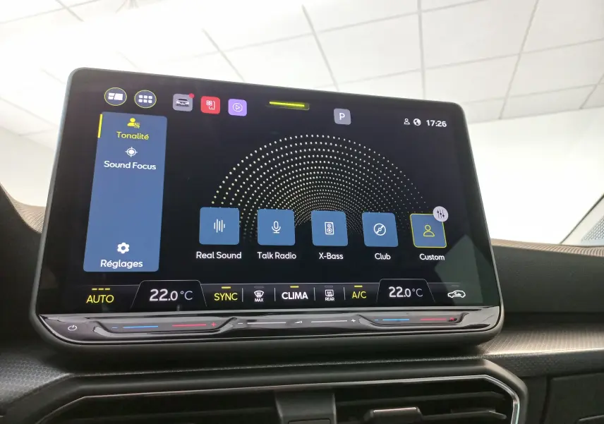 Écran tactile central 12,9'' du SEAT Leon 2025 affichant les réglages audio et climatisation intérieure.